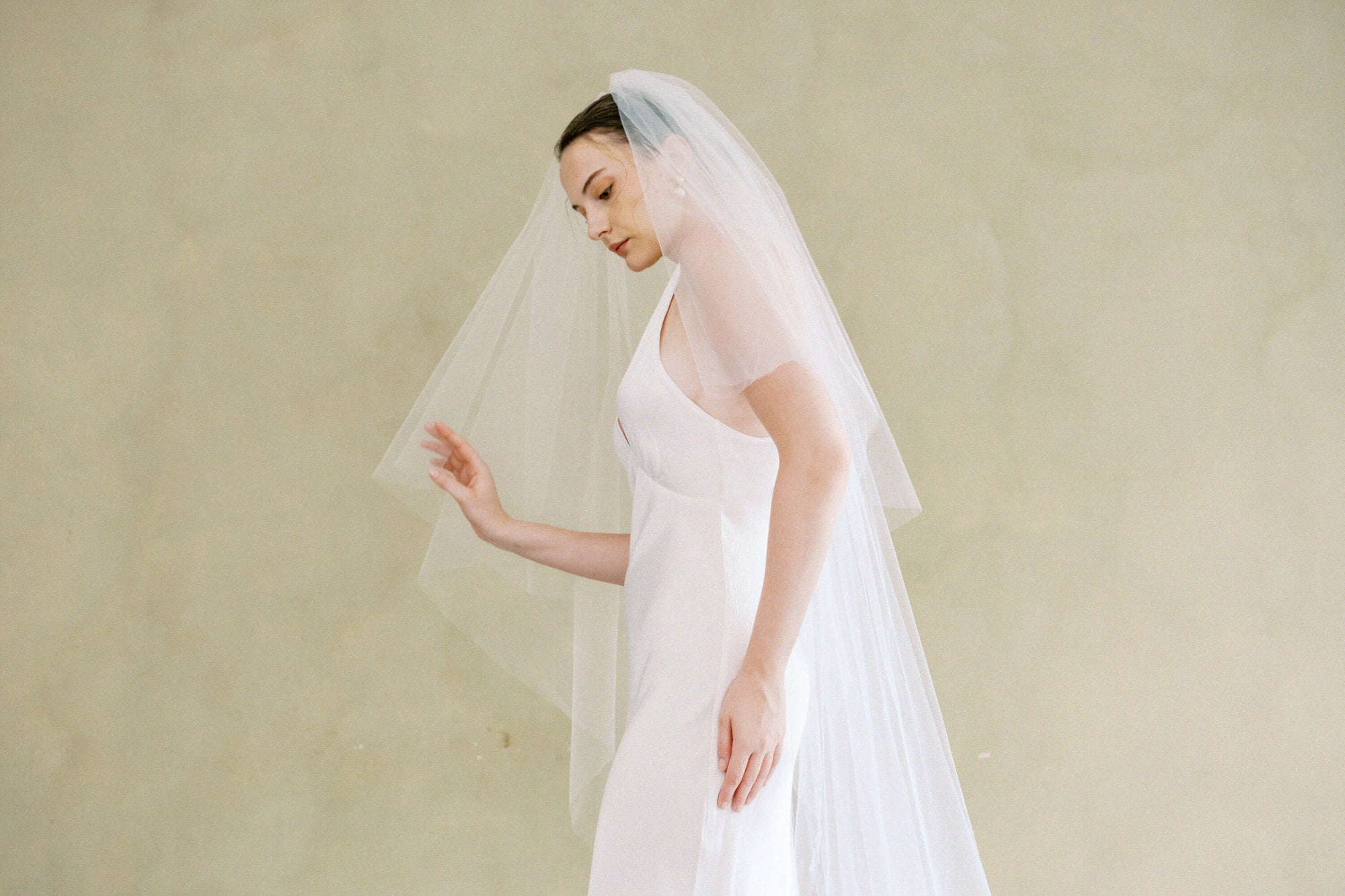 Do Brides Wear a Veil All Day?