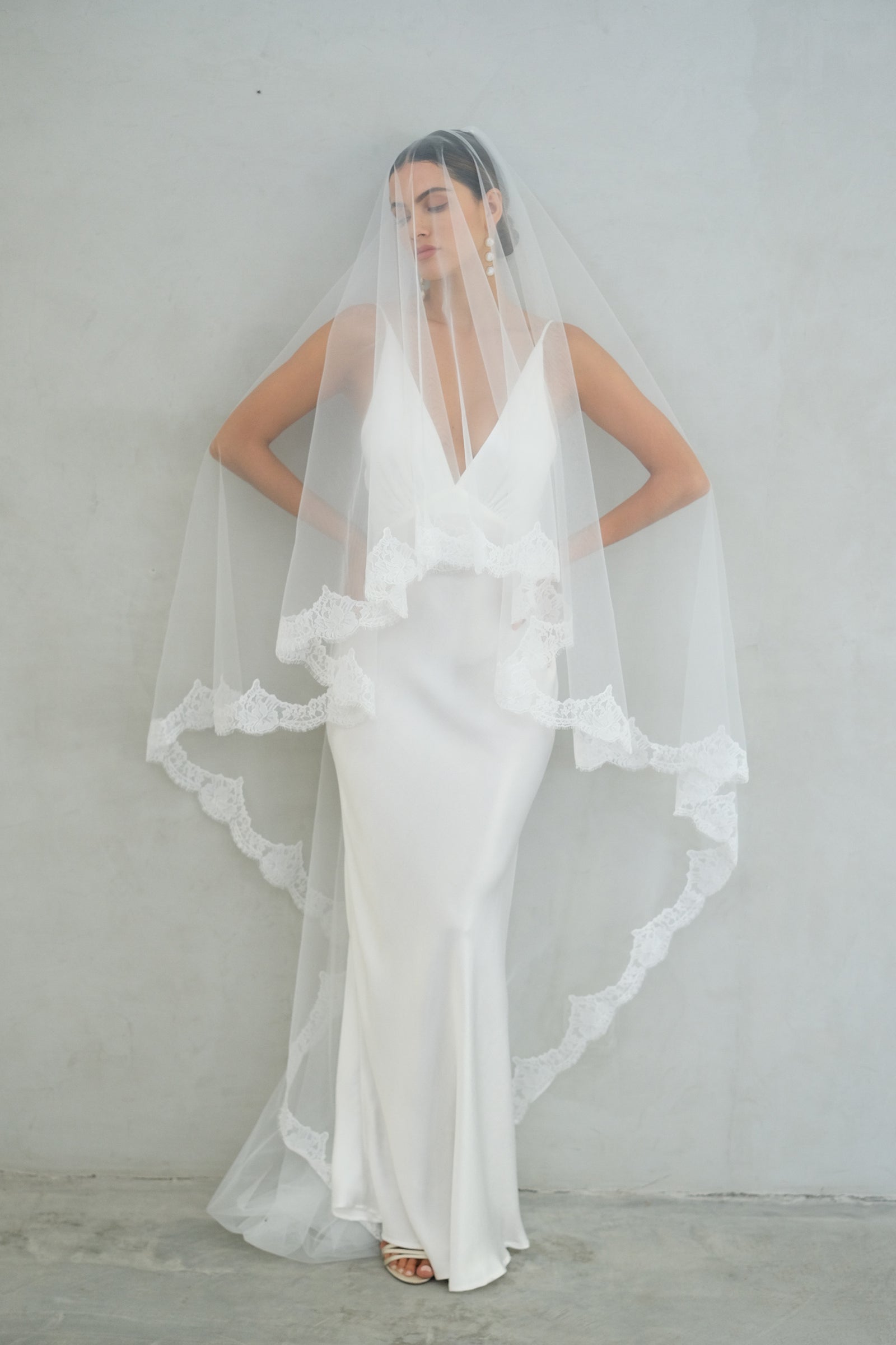 https://www.madametulle.com.au/cdn/shop/files/Bellerose-II-lace-wedding-veil-two-tier-bridal-accessory-madame-tulle-australia-11_1600x.jpg?v=1698561283