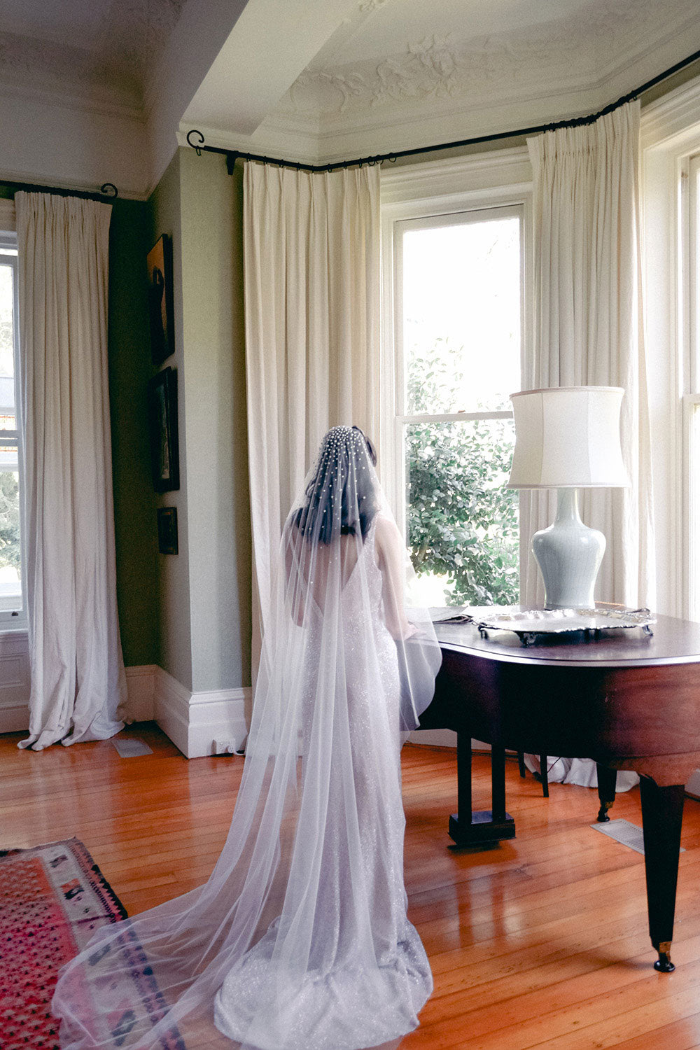 https://www.madametulle.com.au/cdn/shop/products/Ines-one-tier-pearl-wedding-veil-bridal-shop-madame-tulle-sydney-new-york-london-australia-8587_2000x.jpg?v=1594205099